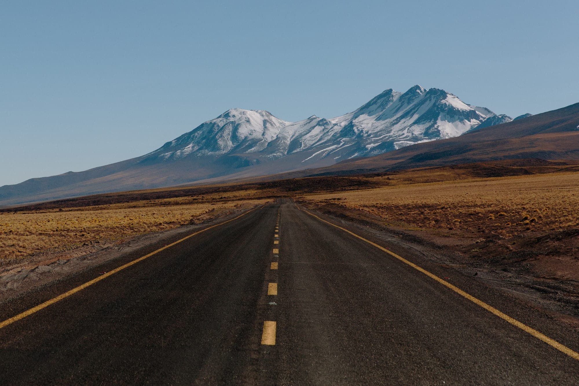 Estrada reta rumo aos vulcões de San Pedro de Atacama
