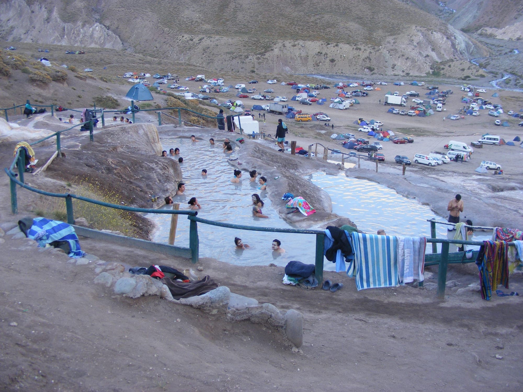 Thermalbecken von Valle de Colina in den Anden