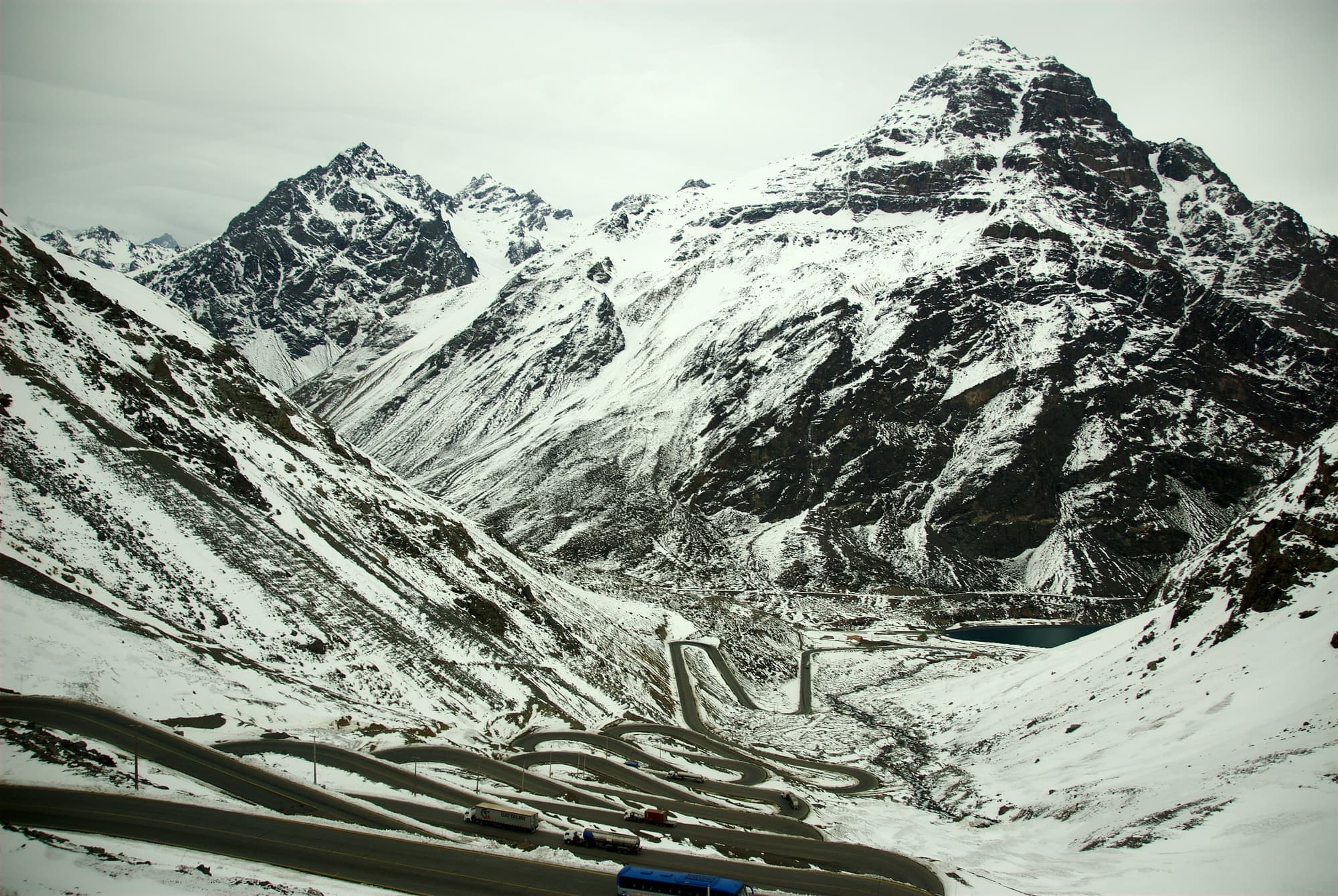 Kurven der Serpentinenstraße Los Caracoles auf dem Weg zur Grenze
