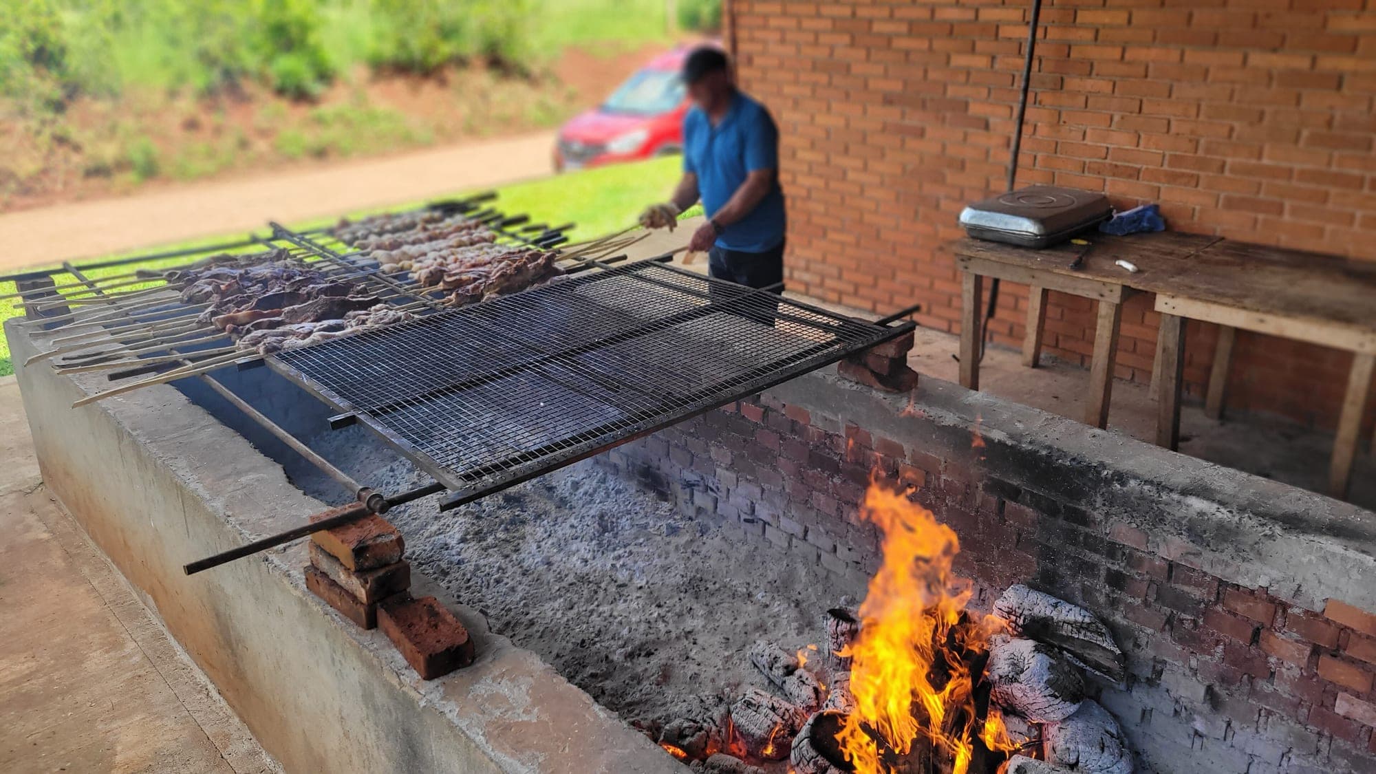 Asado über Holzfeuer auf einem Grill