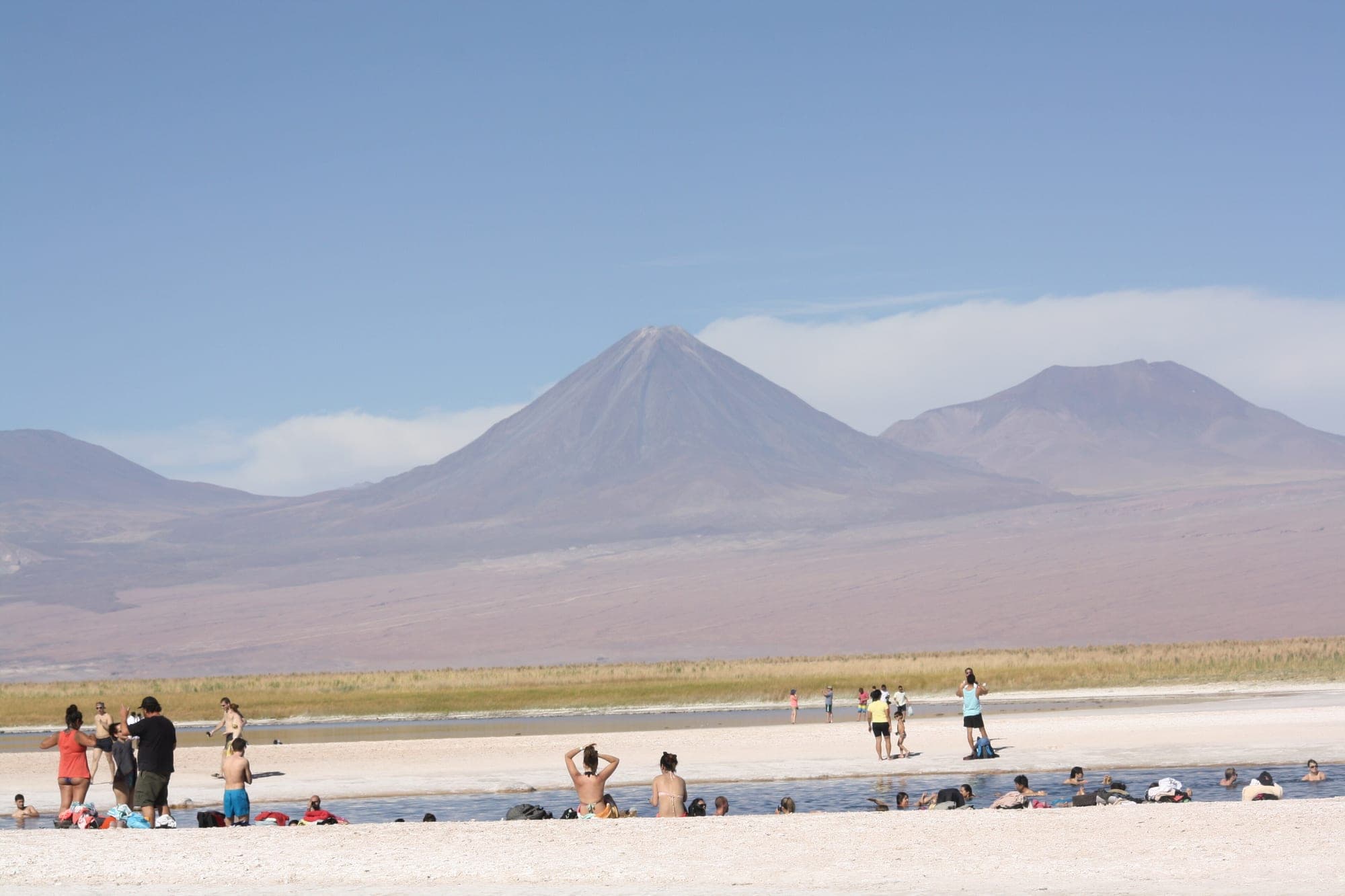 Laguna Tebinquinche com vulcões ao fundo