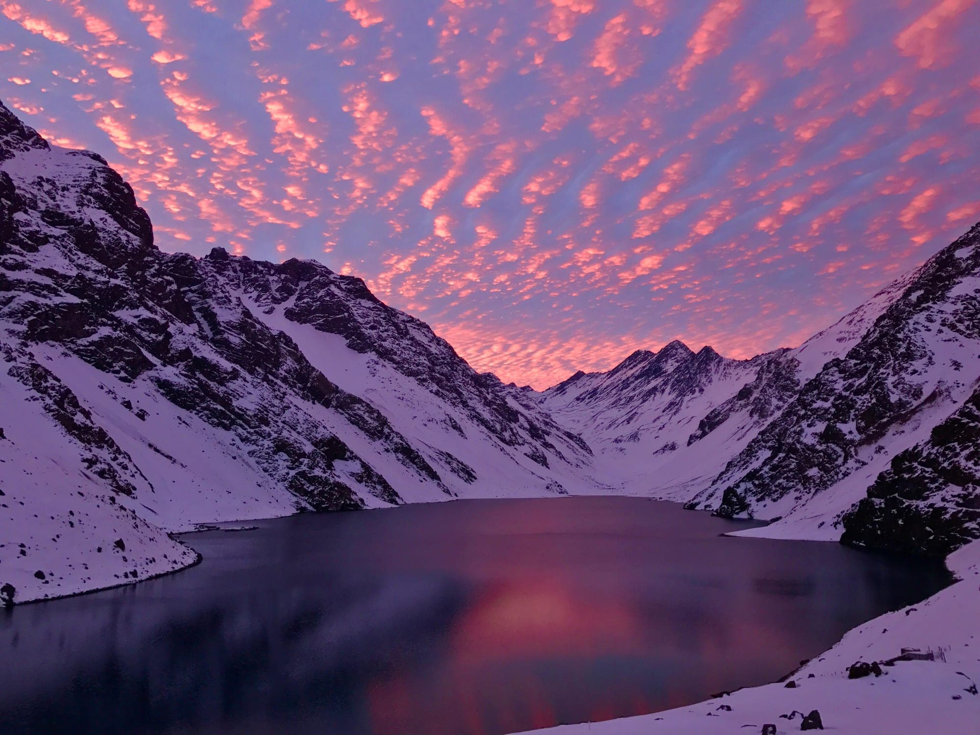 Rosafarbener Sonnenuntergang über der Laguna del Inca