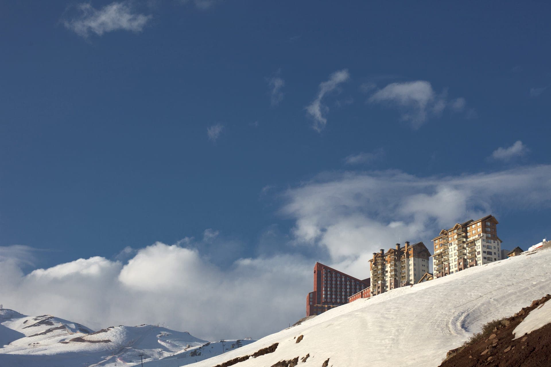 Blick auf Valle Nevado mit seinen Gebäuden im Schnee
