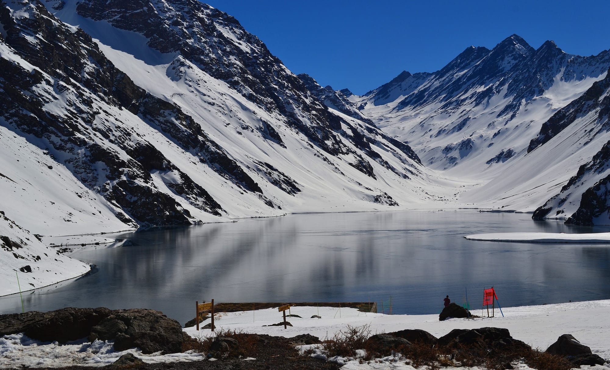Laguna del Inca, umgeben von verschneiten Bergen in Portillo