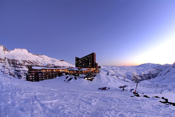Hotel de Valle Nevado al atardecer sobre la nieve