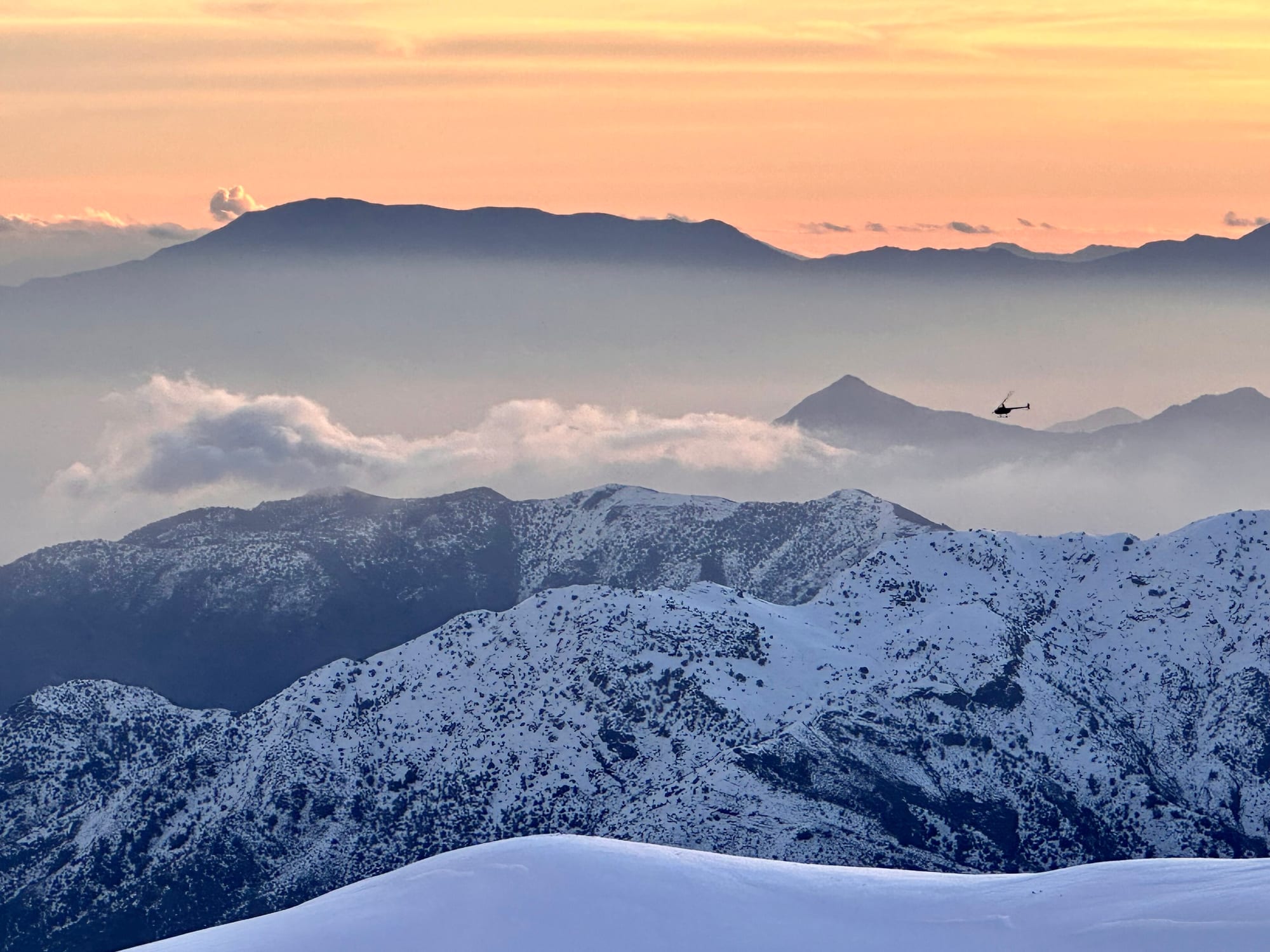 Sonnenuntergang über den verschneiten Anden, gesehen von La Parva