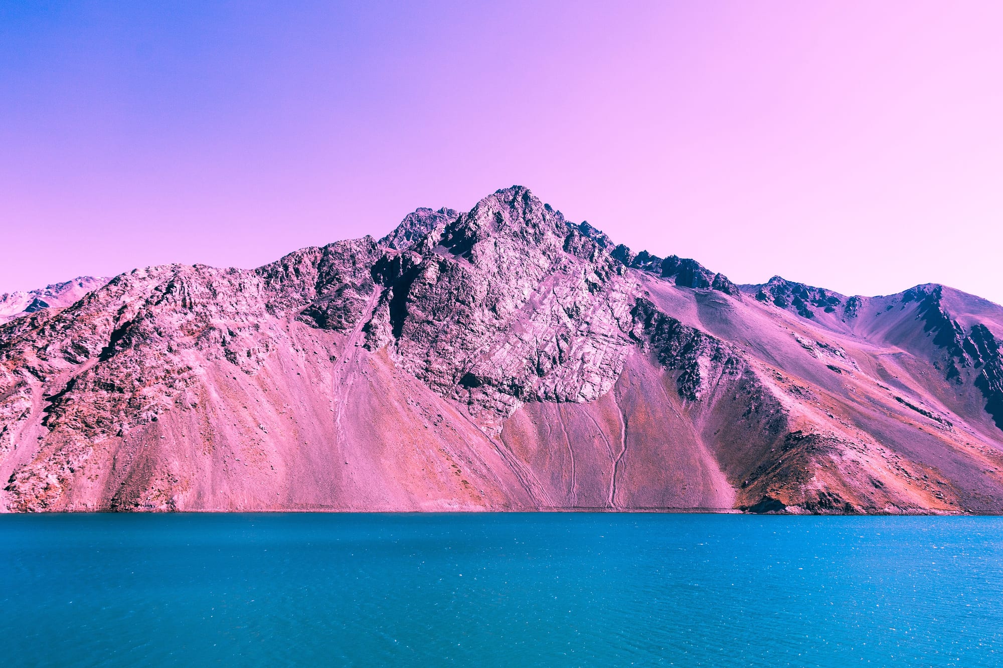 Türkisfarbener Stausee Embalse El Yeso, umgeben von Bergen im Cajón del Maipo