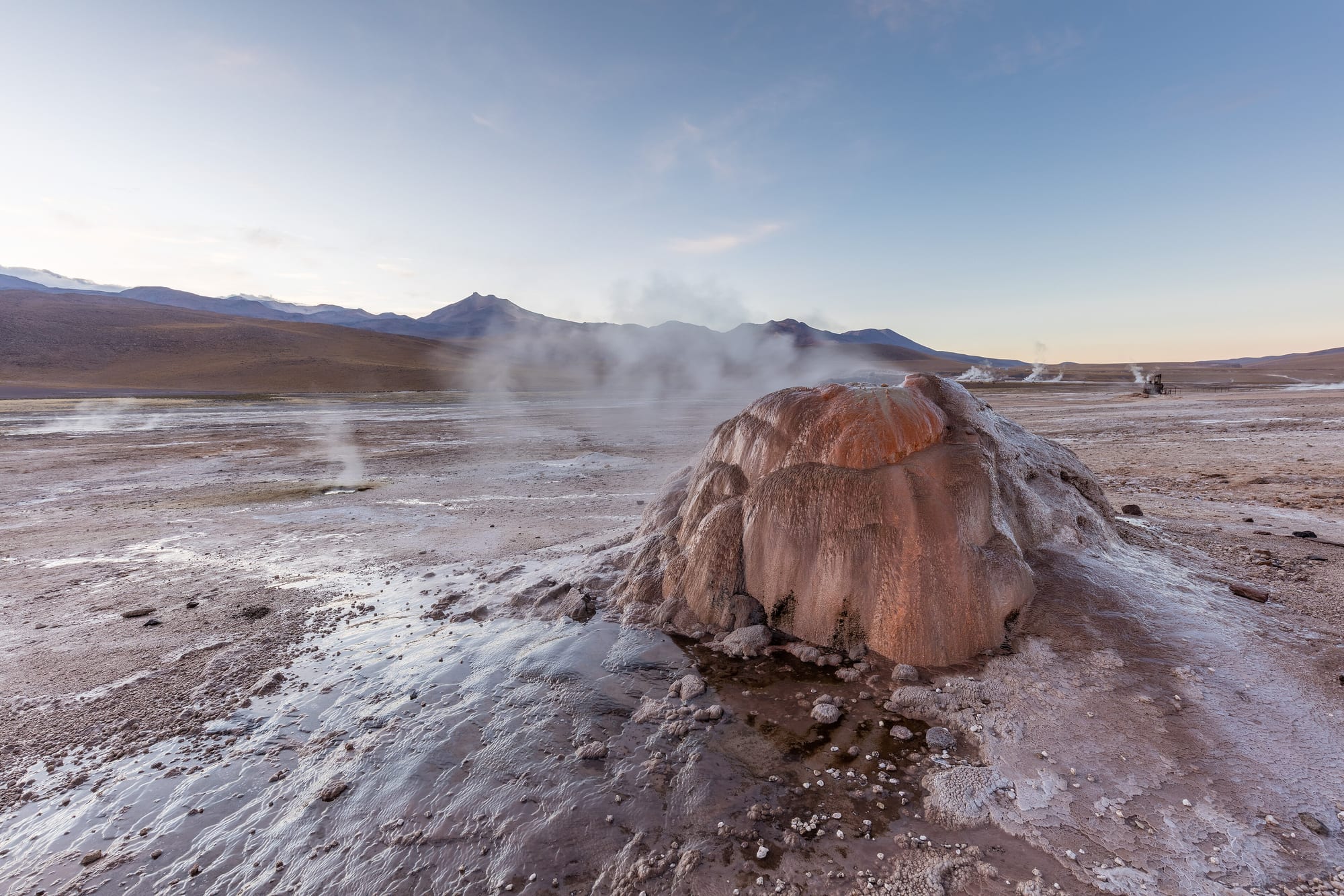 Dampfender Geysir im Geothermalfeld El Tatio