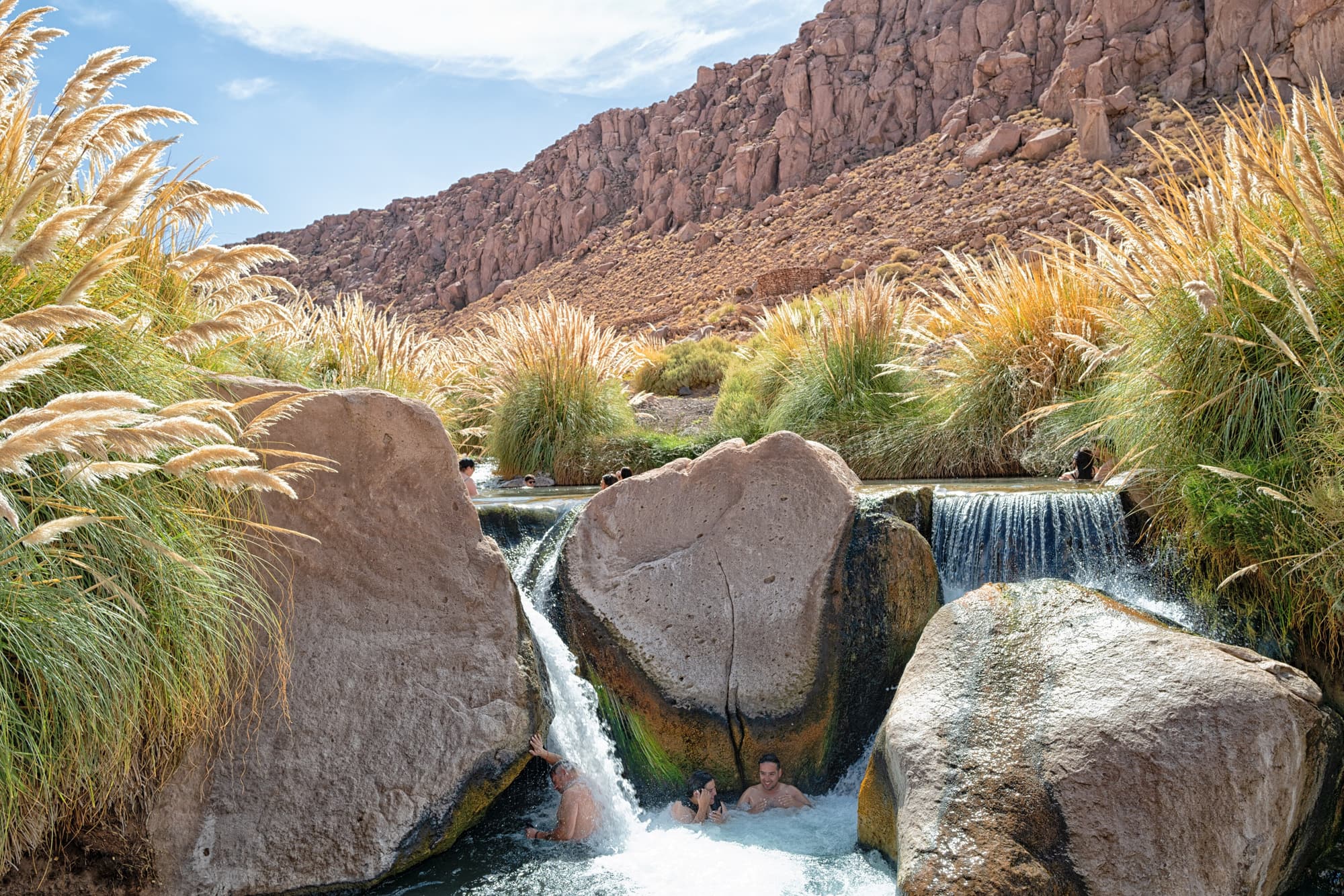 Pozas termales de Puritama entre vegetación y rocas